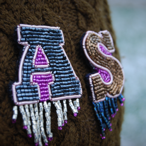 More Glitter inside (and outside): Buchstabenbroschen