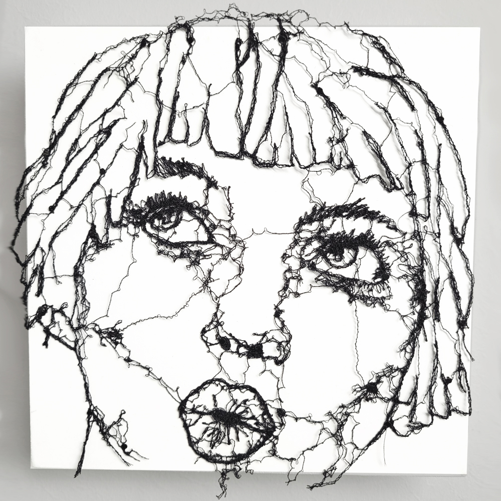 "Whistle", Susanne Kramer, Garn auf Holzbox