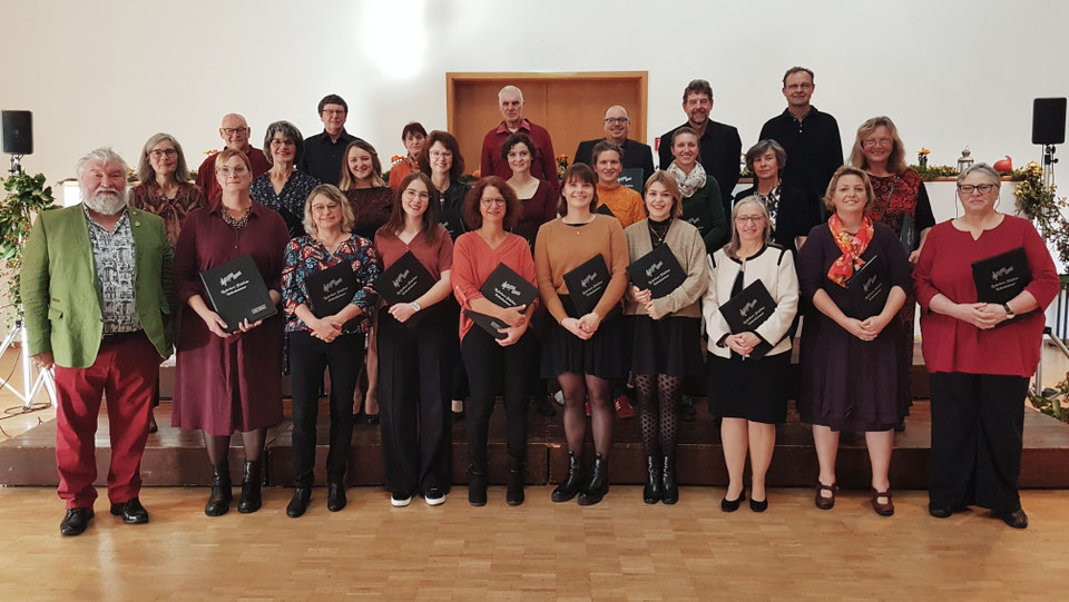 Liederhort Fidelitas Hohenkammer e.V., Chorleiter Manfred Burghardt (links), Kinderchorleiterin Ursula Joachim (1.R., 3.v.l.), 1. Vorständin Agnes Seelig (2.R., 4.v.r.)