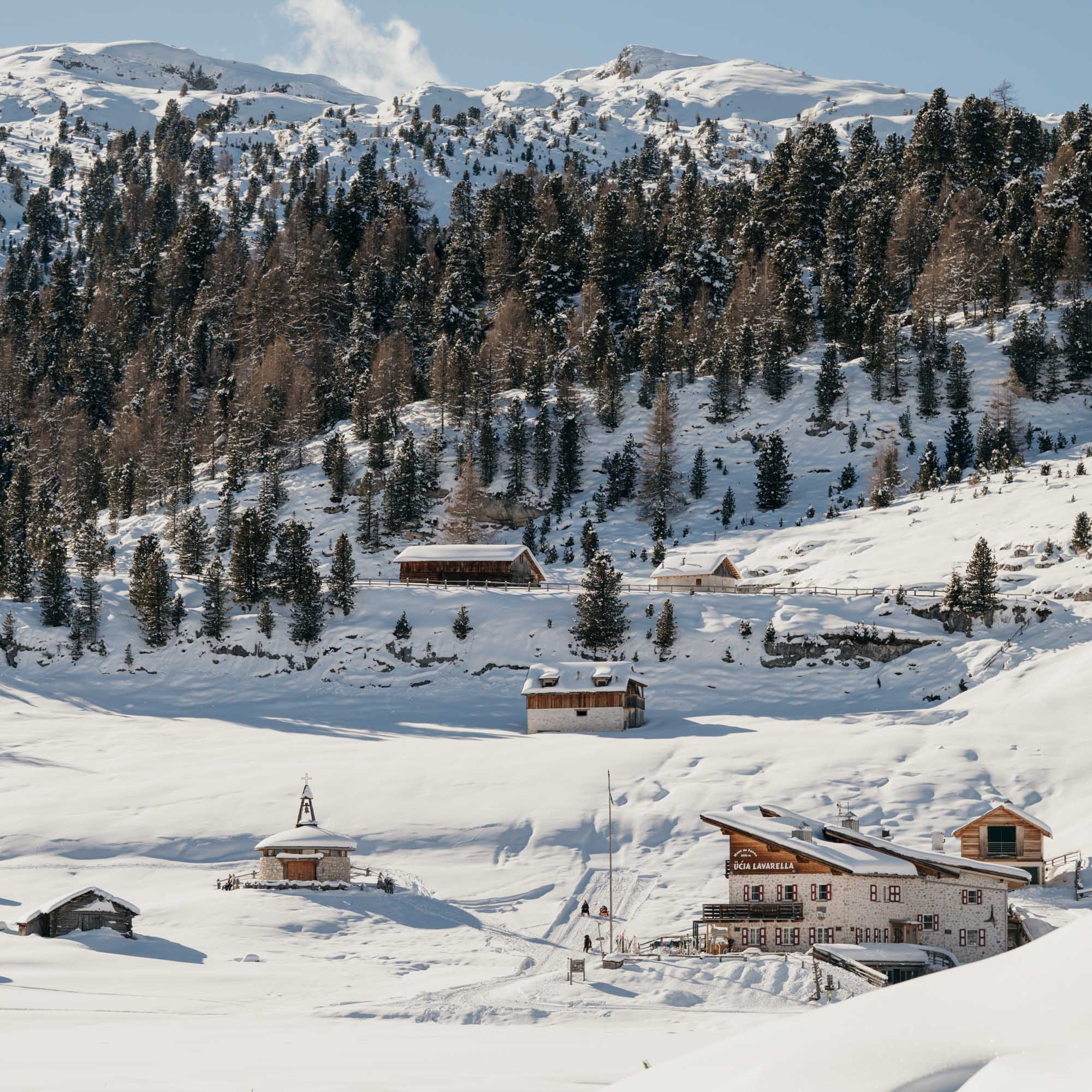 MOUNTAIN HIKEAWAYS: Winterwanderung in den Dolomiten: Ab Pederü durch den Naturpark Fanes-Sennes-Prags, Wandertipp von Marika Unterladstätter - Autorin der Wanderzeit in Südtirol