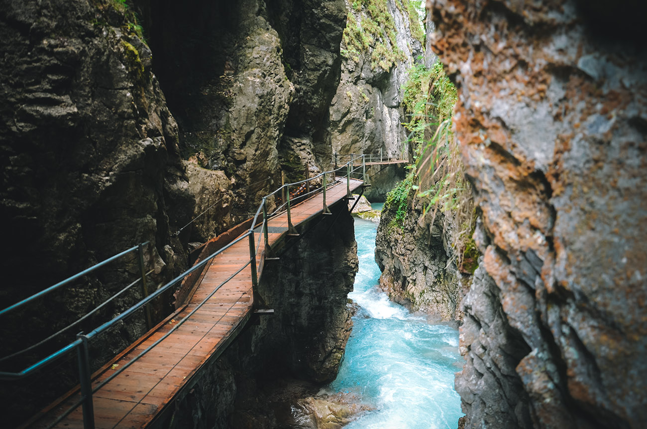 Leutascher Geisterklamm und Wasserfallsteig ^ Rundwanderung zwischen Tirol und Bayern