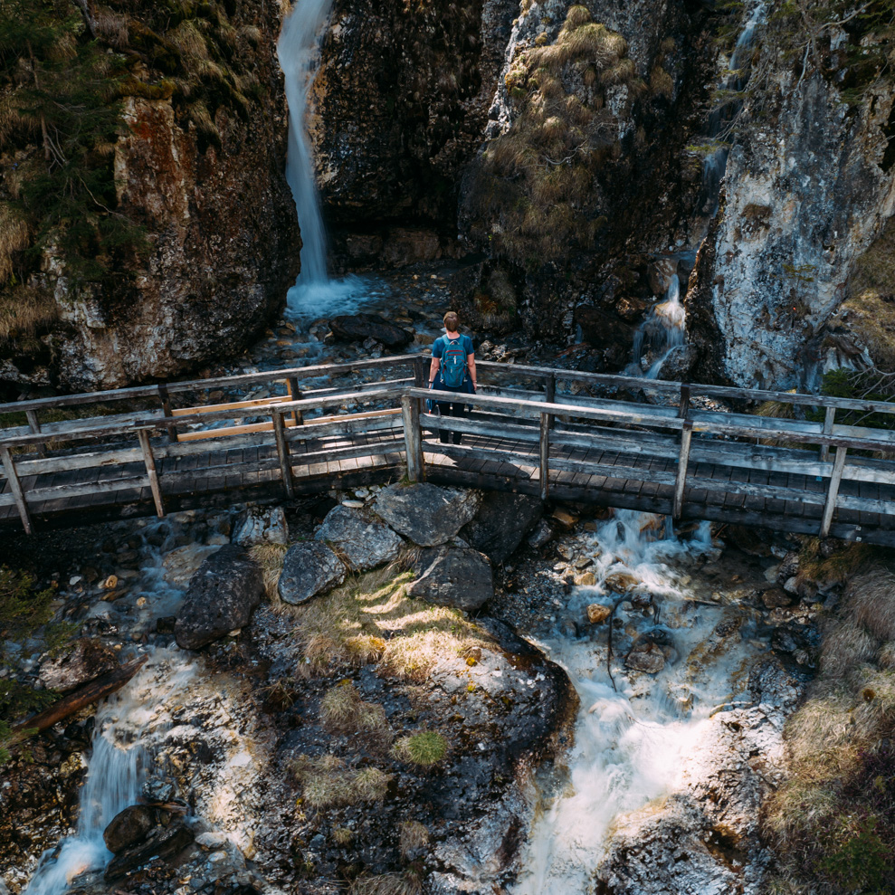 SARNTHEIN WASSERFALL & AUSSICHTSPLATTFORM ADLERBLICK Rundwanderung im Gschnitztal, Tirol TIROL: WIPPTAL