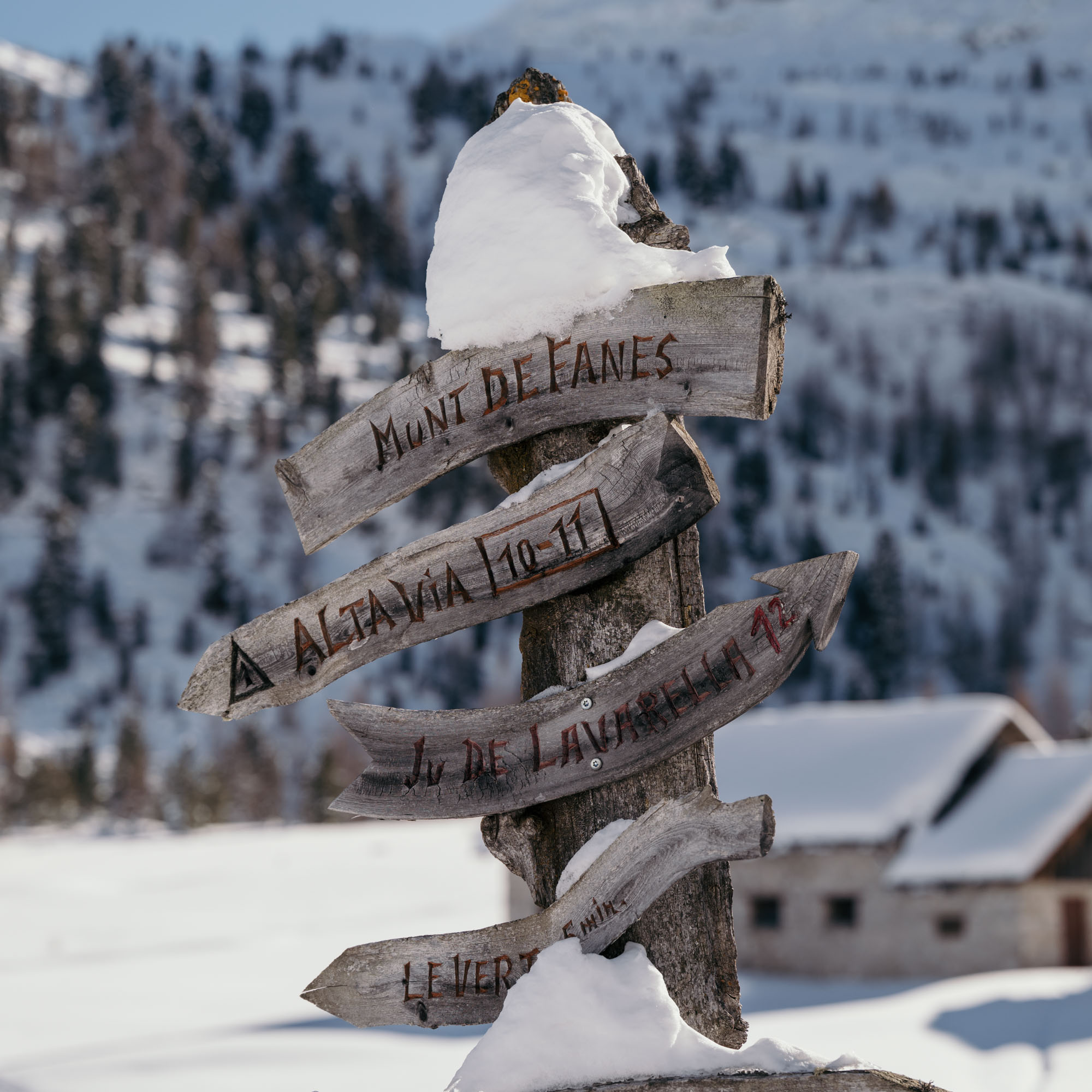 MOUNTAIN HIKEAWAYS: Winterwanderung in den Dolomiten: Ab Pederü durch den Naturpark Fanes-Sennes-Prags, Wandertipp von Marika Unterladstätter - Autorin der Wanderzeit in Südtirol