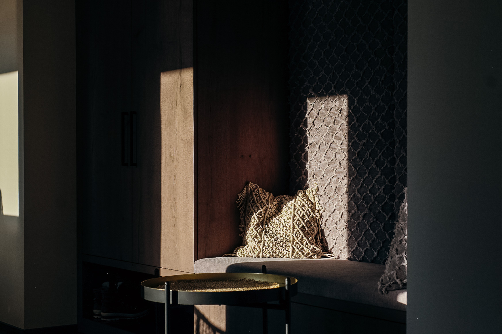 Luxus-Suite im Margarethenstein Kaprun mit Panoramafenstern und alpinem Design, Mountain Hideaways © Mela Hipp