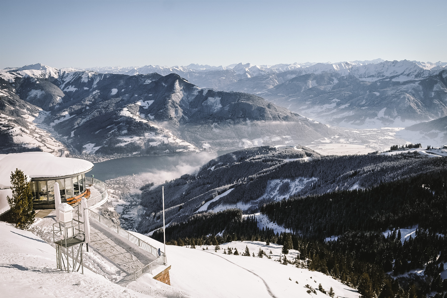 Verschneites Skigebiet Zell am See-Kaprun mit Blick auf die Stadt Zell am See und das Kitzsteinhorn im Winter, nahe dem Margarethenstein ©Mela Hipp