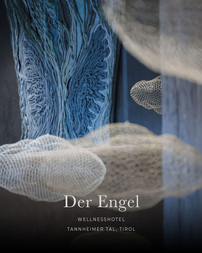 Kunstvolle, organisch gestalteten Wandinstallationen in Blau und schwebenden Textilobjekten. Das außergewöhnliche Design verbindet Natur, Kunst und Architektur zu einer ruhigen, inspirierenden Atmosphäre und heißt Gäste bereits beim Ankommen herzlich wil