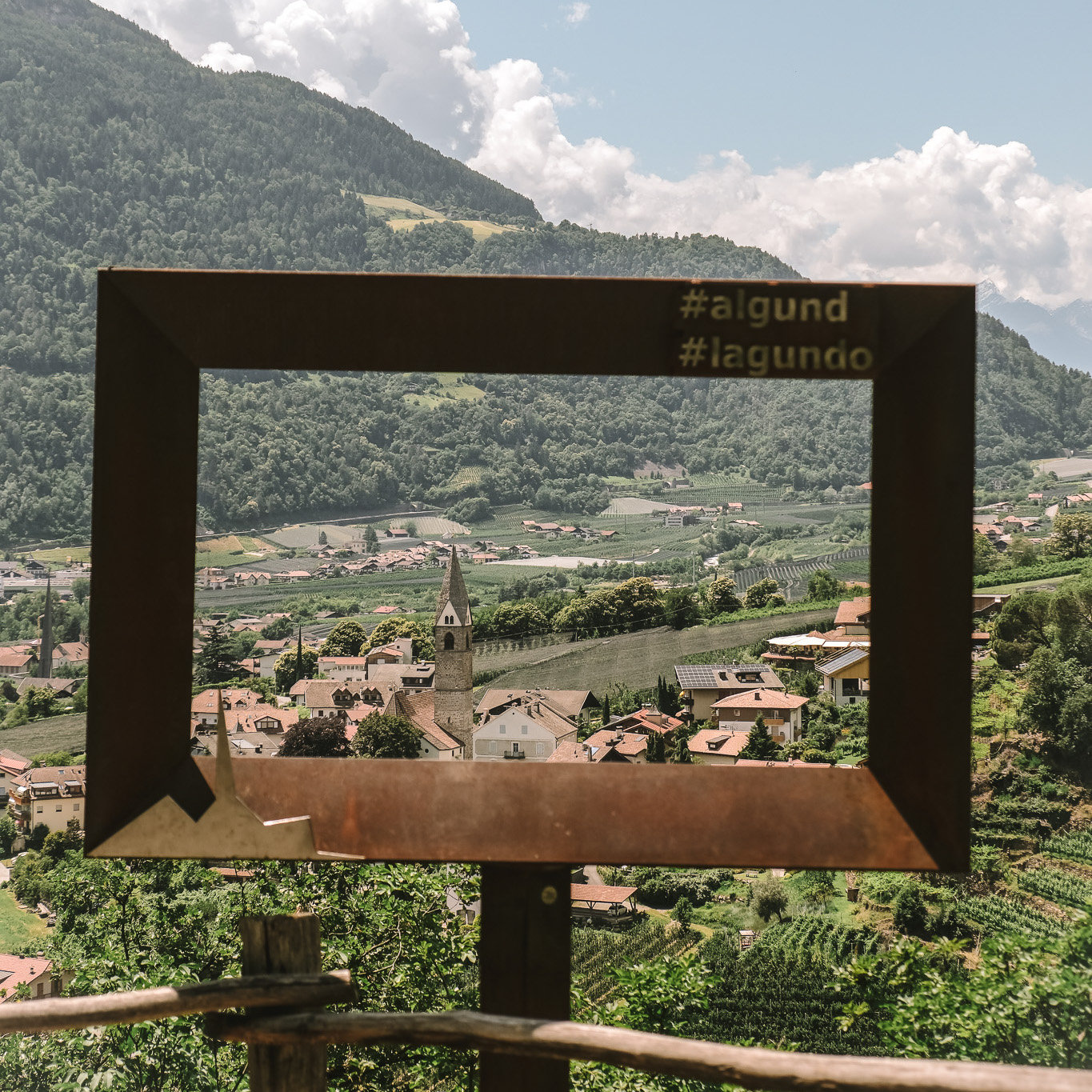 Der Algunder Waalweg zählt zu den entspanntesten Panoramawanderungen rund um Meran. Nahezu eben führt der Weg entlang historischer Wasserläufe durch Weinberge, Obstgärten und lichte Wälder – stets begleitet von herrlichen Ausblicken auf das Etschtal. Wer 