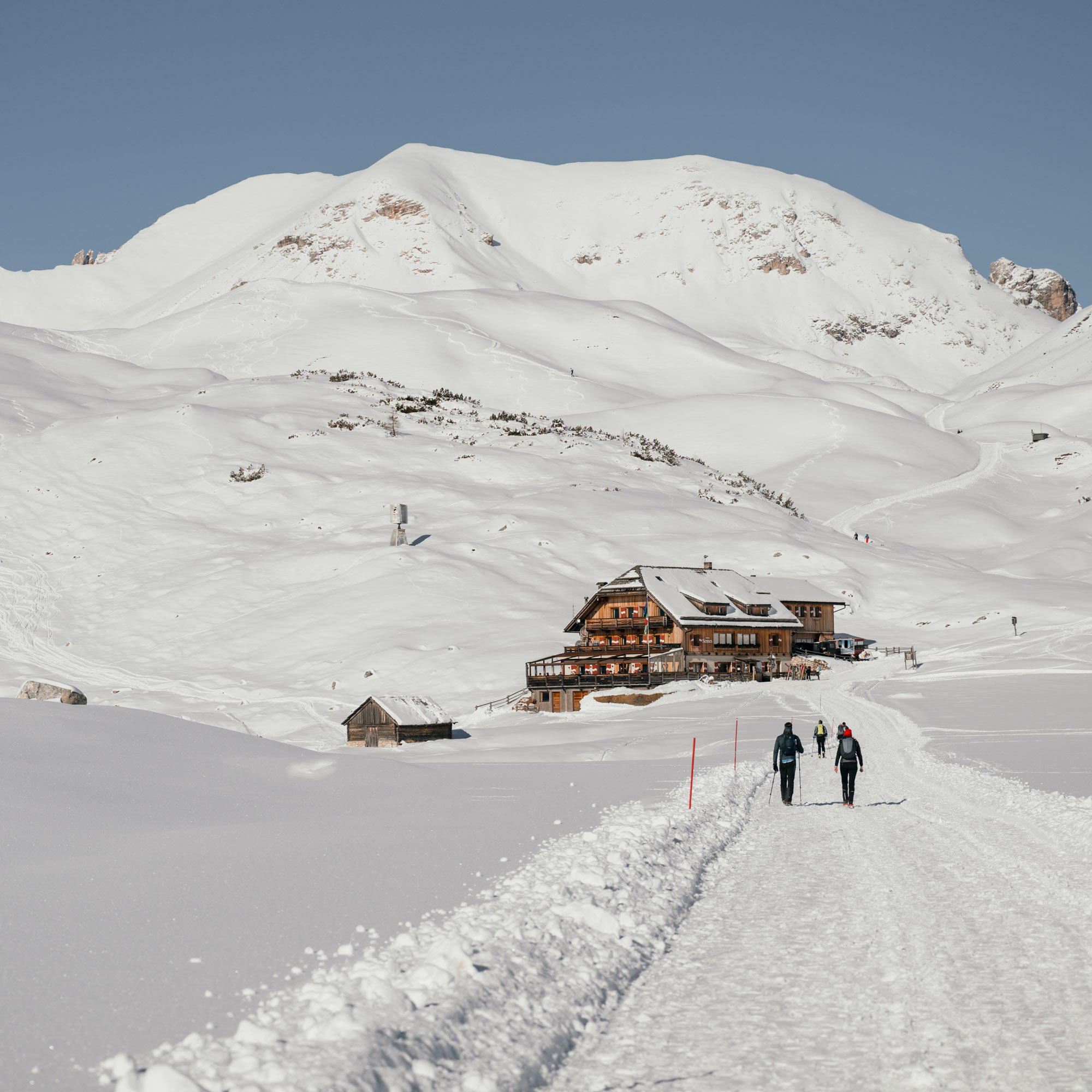 MOUNTAIN HIKEAWAYS: Winterwanderung in den Dolomiten: Ab Pederü durch den Naturpark Fanes-Sennes-Prags, Wandertipp von Marika Unterladstätter - Autorin der Wanderzeit in Südtirol