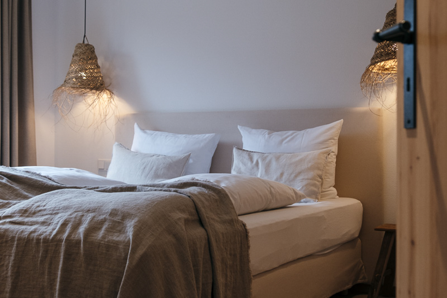 DER SCHMIEDHOF Bayrischzell • Design Apartmenthaus im Boho-Stil im denkmalgeschützten Hof im bayerischen Alpenvorland