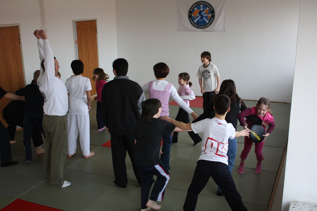 Kinder Selbstverteidigung - Gewaltdeeskalation - Selbstbehauptung - Sportschule Jan Springer März 2011