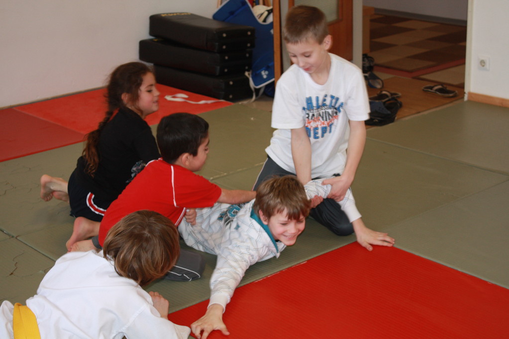 Kinder Selbstverteidigung - Gewaltdeeskalation - Selbstbehauptung - Sportschule Jan Springer Januar 2011