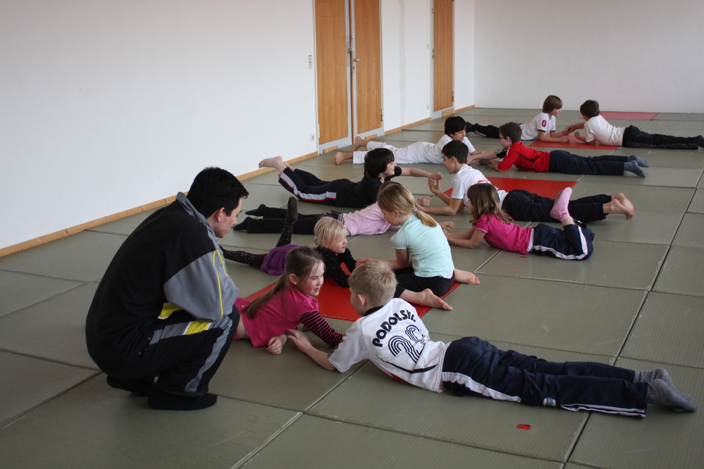 Kinder Selbstverteidigung - Gewaltdeeskalation - Selbstbehauptung - Sportschule Jan Springer März 2011