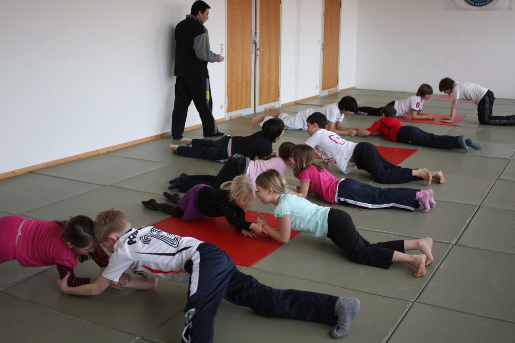 Kinder Selbstverteidigung - Gewaltdeeskalation - Selbstbehauptung - Sportschule Jan Springer März 2011