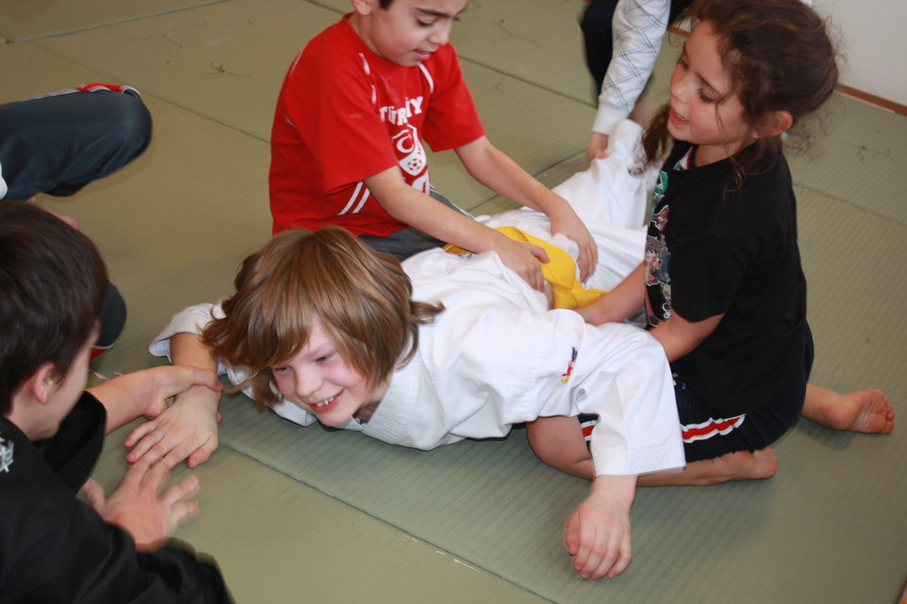 Kinder Selbstverteidigung - Gewaltdeeskalation - Selbstbehauptung - Sportschule Jan Springer Januar 2011