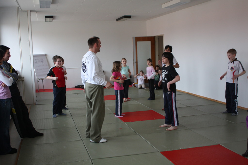 Kinder Selbstverteidigung - Gewaltdeeskalation - Selbstbehauptung - Sportschule Jan Springer März 2011