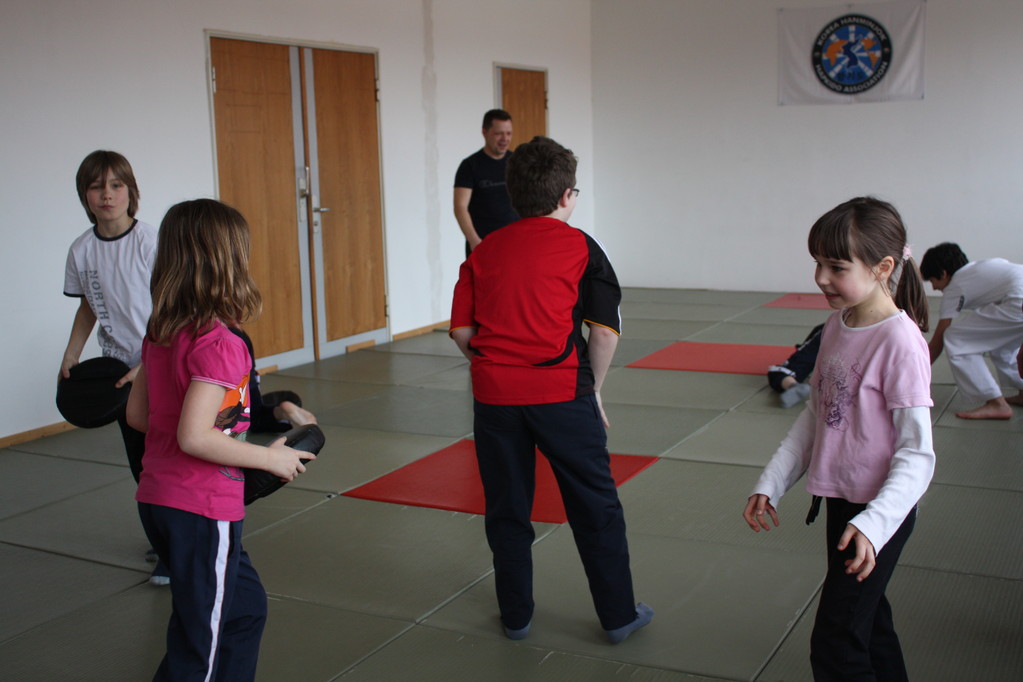 Kinder Selbstverteidigung - Gewaltdeeskalation - Selbstbehauptung - Sportschule Jan Springer März 2011