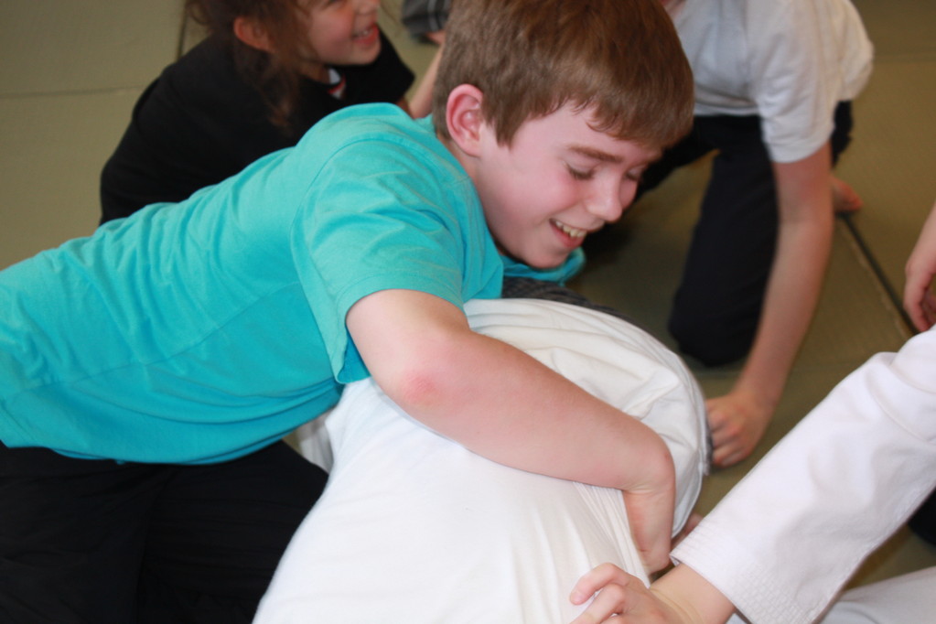 Kinder Selbstverteidigung - Gewaltdeeskalation - Selbstbehauptung - Sportschule Jan Springer Januar 2011