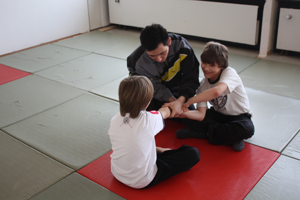 Kinder Selbstverteidigung - Gewaltdeeskalation - Selbstbehauptung - Sportschule Jan Springer März 2011