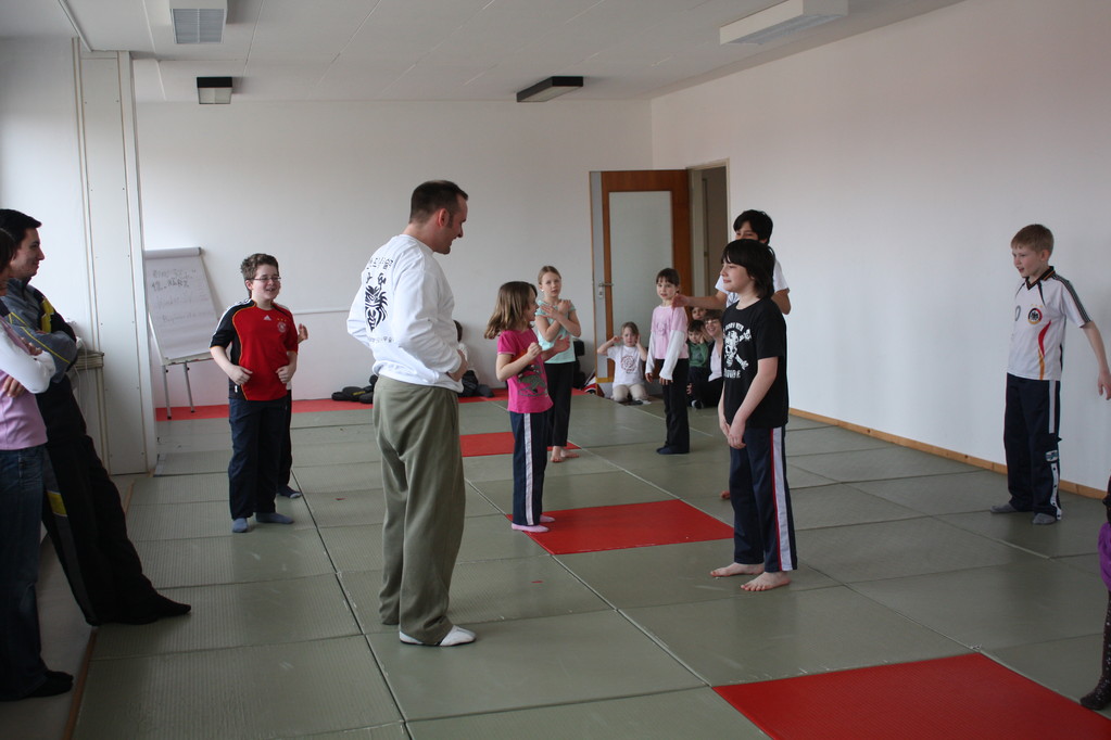 Kinder Selbstverteidigung - Gewaltdeeskalation - Selbstbehauptung - Sportschule Jan Springer März 2011