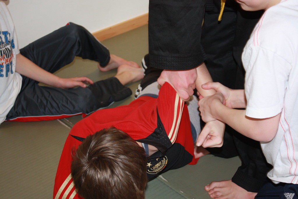 Kinder Selbstverteidigung - Gewaltdeeskalation - Selbstbehauptung - Sportschule Jan Springer Januar 2011