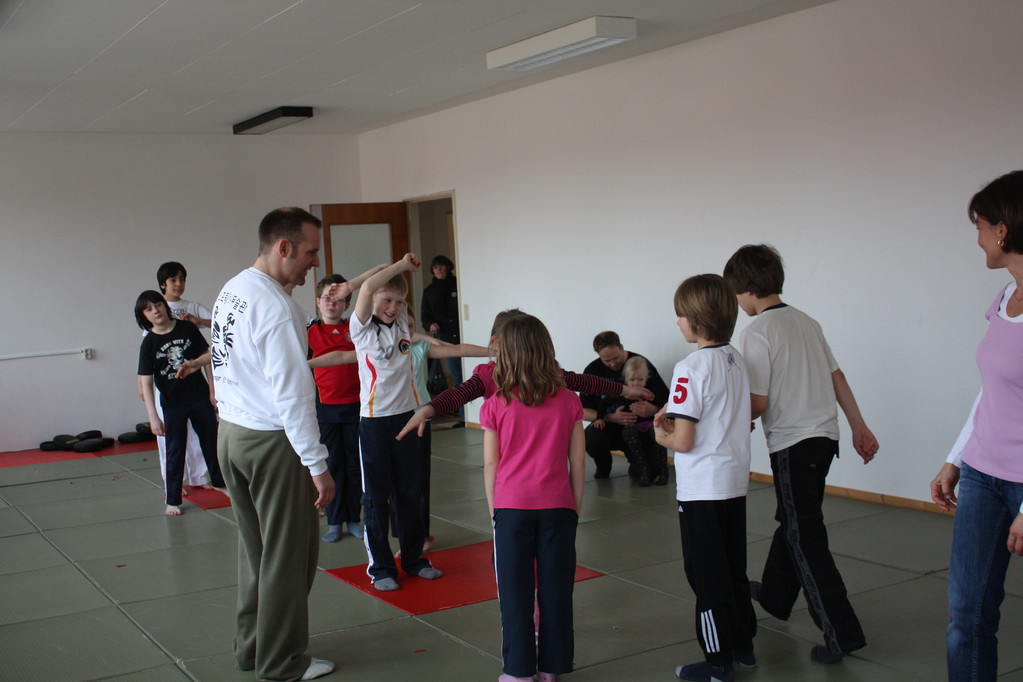 Kinder Selbstverteidigung - Gewaltdeeskalation - Selbstbehauptung - Sportschule Jan Springer März 2011