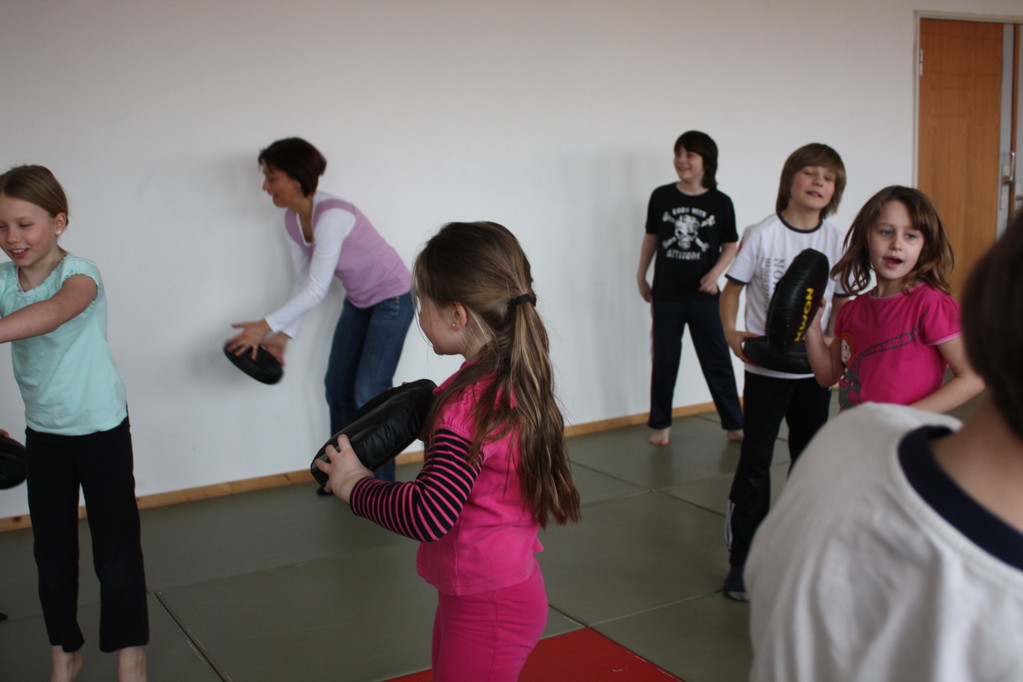 Kinder Selbstverteidigung - Gewaltdeeskalation - Selbstbehauptung - Sportschule Jan Springer März 2011