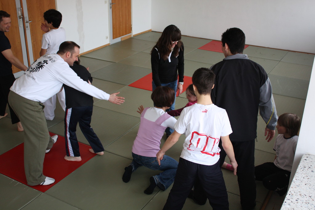 Kinder Selbstverteidigung - Gewaltdeeskalation - Selbstbehauptung - Sportschule Jan Springer März 2011