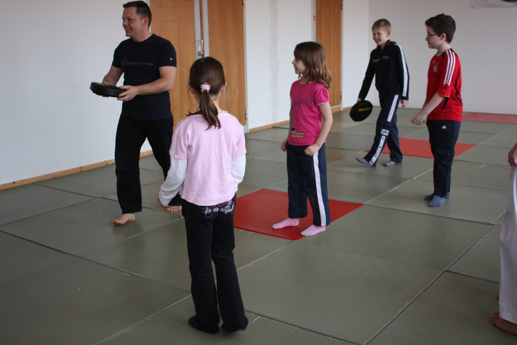 Kinder Selbstverteidigung - Gewaltdeeskalation - Selbstbehauptung - Sportschule Jan Springer März 2011