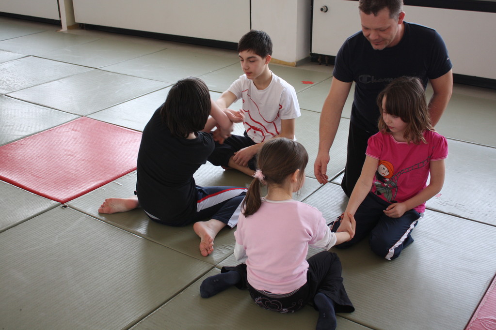 Kinder Selbstverteidigung - Gewaltdeeskalation - Selbstbehauptung - Sportschule Jan Springer März 2011