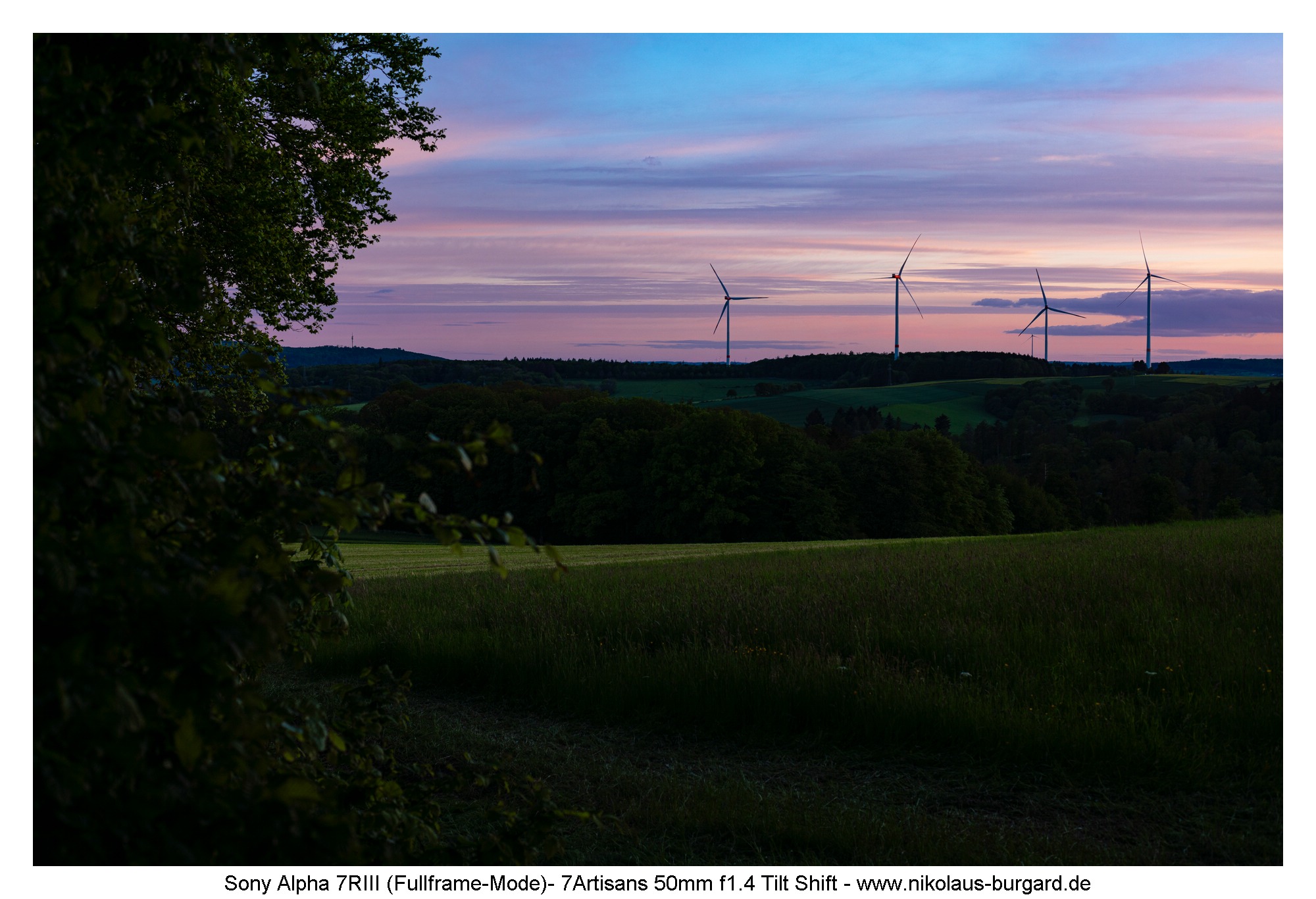 f8 ohne Tilt / no tilt: Fokus auf den Windrädern / Focus on wind turbines