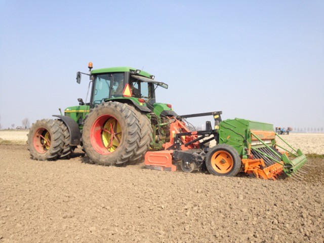 Gras wordt gezaaid