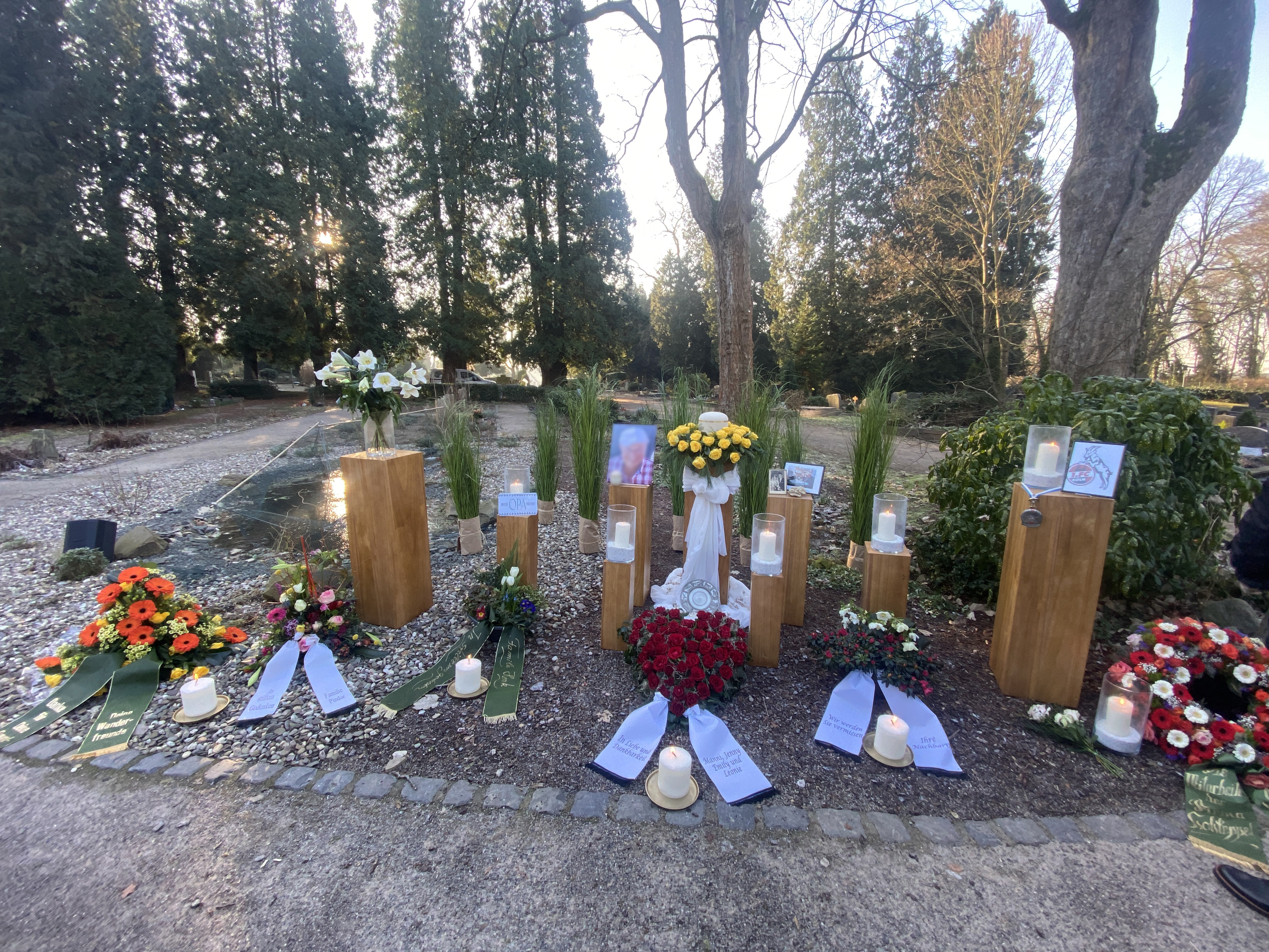 Urnengräber in Köln, Bestattungshaus Unendlichkeit Bergisch Gladbach, Bestatter, Bestattungshaus Moitzfeld, würdevolle und exklusive Bestattungen im Raum Köln, Bonn, Leverkusen, Bensberg, Kürten, Oberberg, Bestattungsvorsorge, 