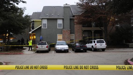 La police enquête dans le logement où ont été retrouvés sept morts d'une même famille à Grapevine, au Texas (Etats-Unis), le 25 décembre 2011.