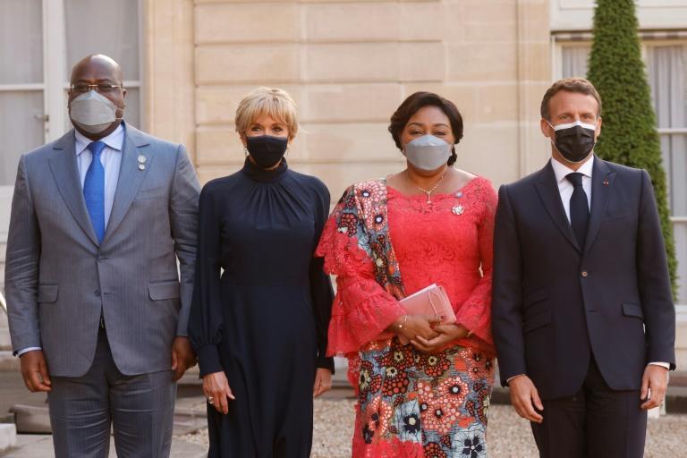 Le président français Emmanuel Macron (d) et sa femme Brigitte Macron (2e g) reçoivent le président de RDC Félix Tshisekedi (g) et son épouse Denise Nyakeru Tsisekedi, le 17 mai 2021 à l'Elysée, à Paris