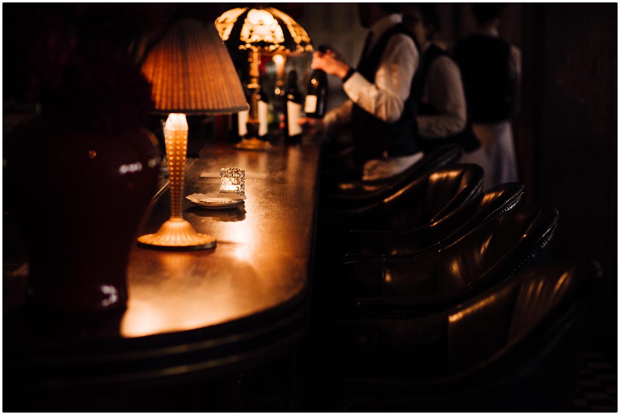 Die abgerundete Holztheke mit edlen Lederstühlen an der Bar des Soho House in Berlin