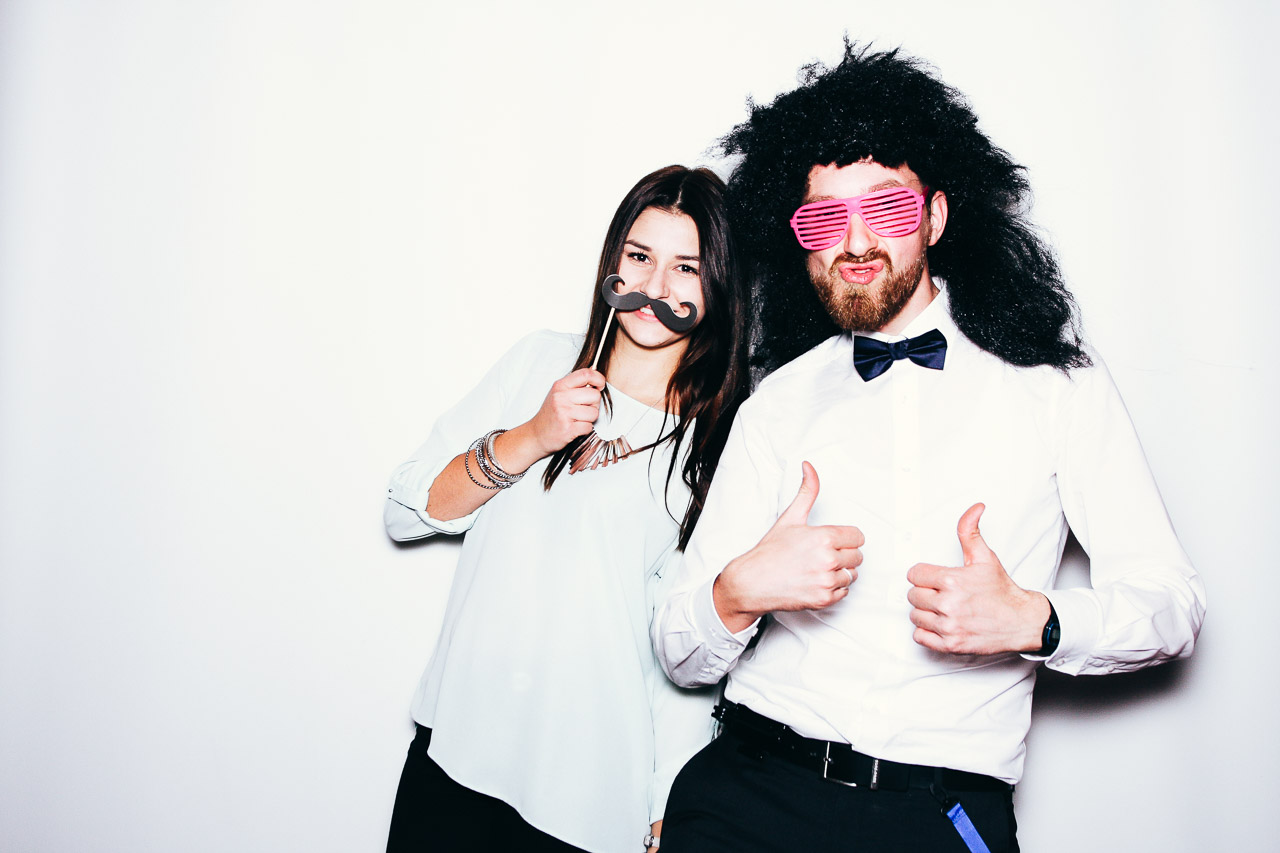 Päarchen vor Photo Booth auf Hochzeit im Lakeside Burghotel in Strausberg