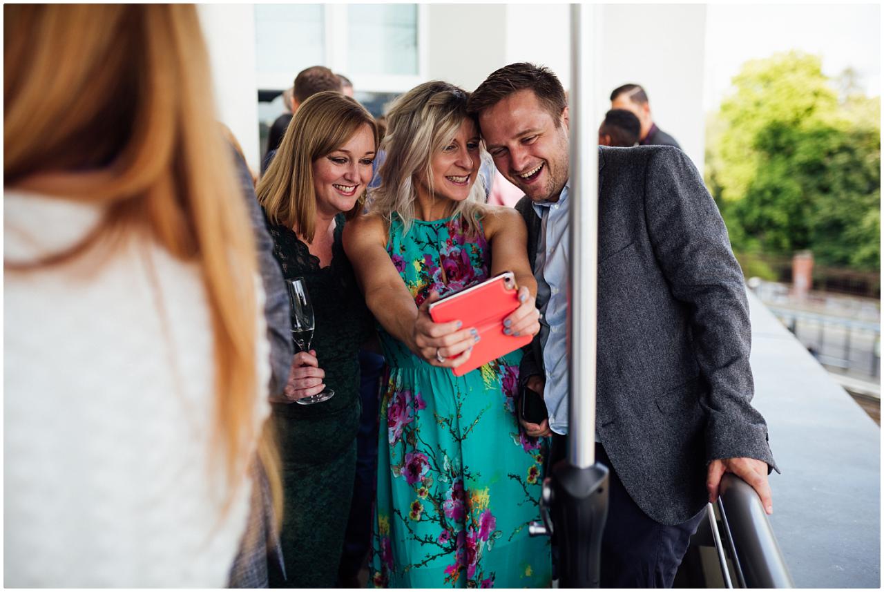 Zwei Frauen und ein Mann posieren für ein Selfie