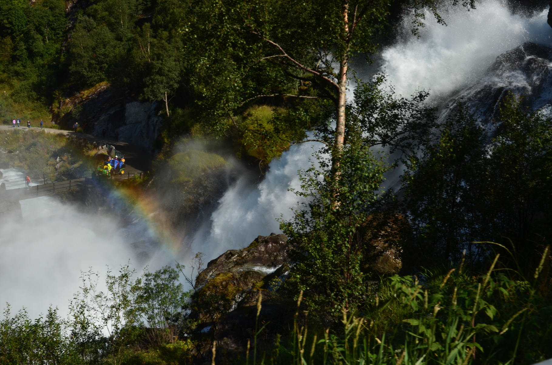 ブリクスダール氷河の手前の滝　虹が出てます