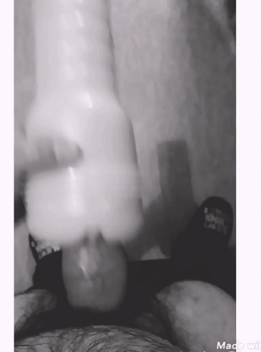 Gif en noir et blanc quand je masturbe avec un fleslight de la PornStar "Katsuni"
