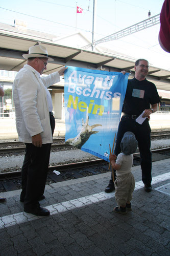 2007 Aschi Leuenberger mit Enkel bei der Ankunft mit rotem Pfeil am Bahnhof Olten