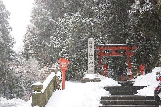 箱根神社入口（滑り止めを装着）