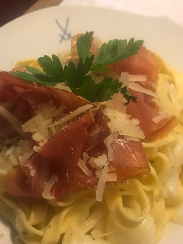 Tagliatelle mit frischem Spargel, Serano, Parmegiano 