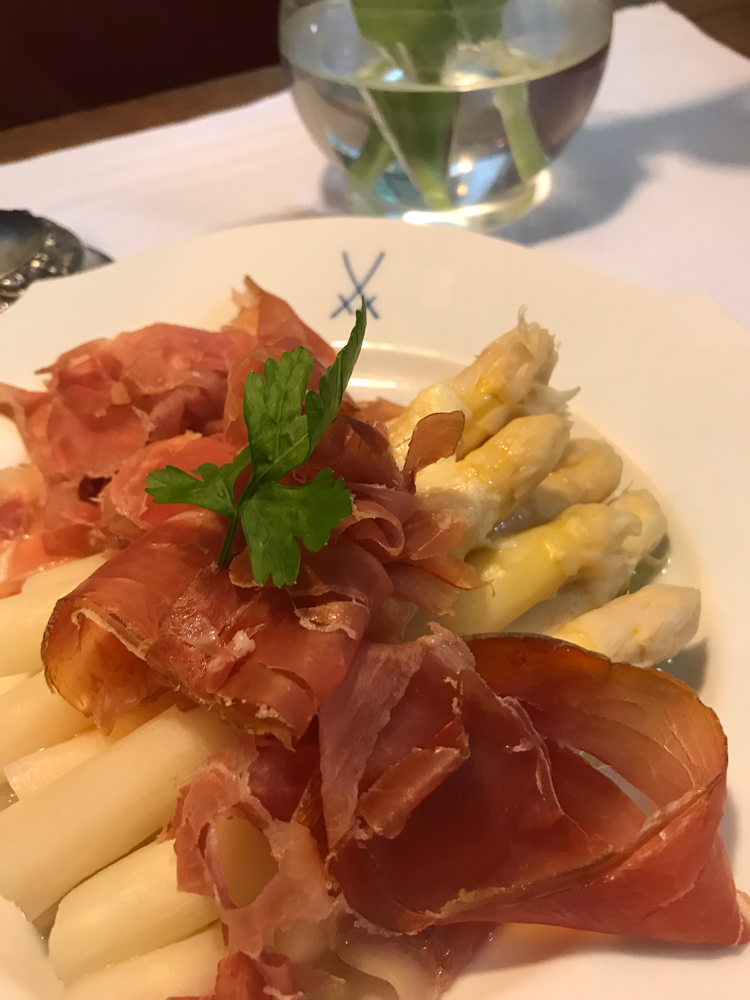 Spargel mit frisch aufgeschnittenem Serano