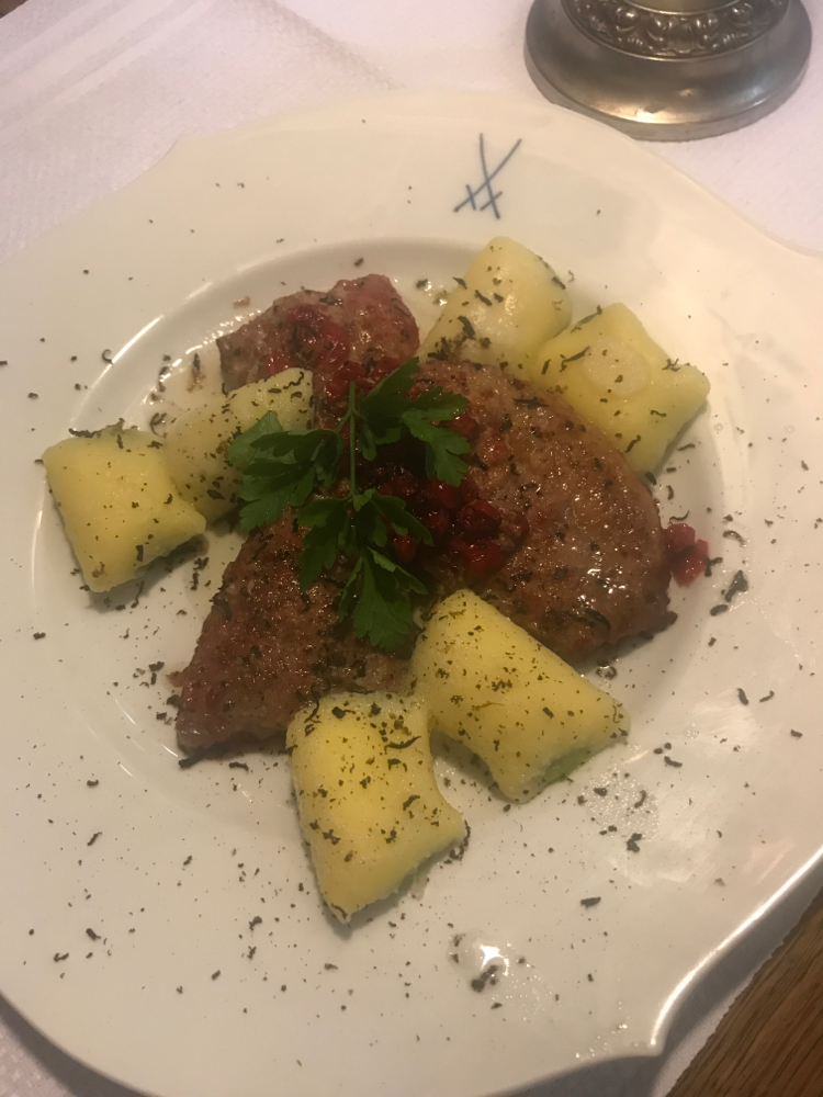 Kalbsleber mit roten Johannisbeeren, Trüffel und gefüllte Gnocchi 
