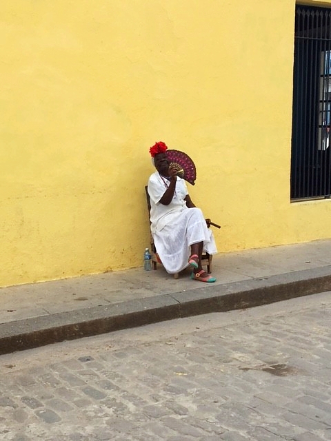 Vieille dame posant dans la rue (contre rémunération en CUC de preference)