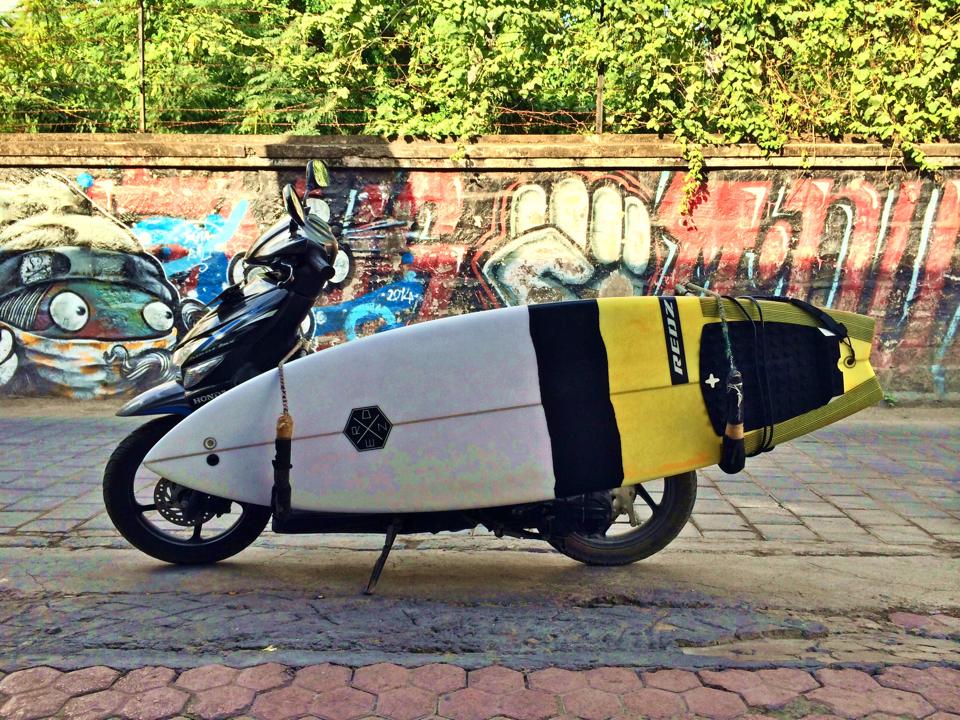 Notre scoot avec le Rak pour la planche dans les rues de Bali !