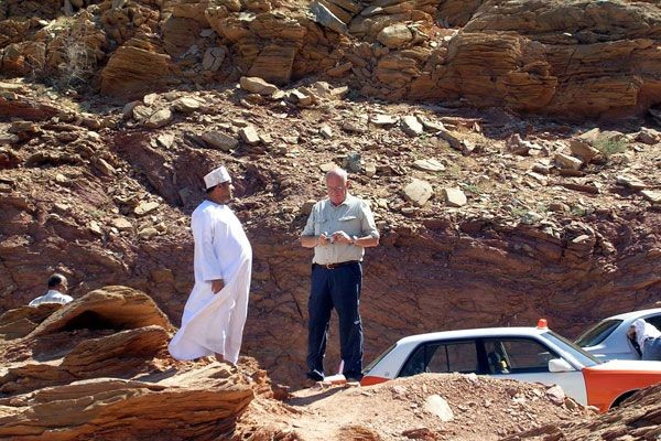 Loïc LE RIBAULT examinant des échantillons géologiques dans le désert du Sultanat d' Oman