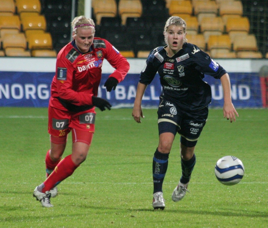 June Tårnes (li.), Andrine Stolsmo Hegerberg