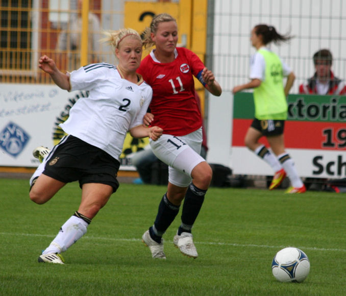 Leonie Maier (li.) im Zweikampf mit Kristine Hegland