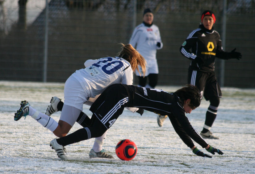 Ada Stolsmo Hegerberg (li.), Saki Kumagai